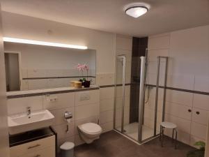 Ένα μπάνιο στο "Schwarzwaldblick" Ferienwohnung 2-4 Pers 65qm, schöne ruhige Südhanglage mit herrl Aussicht +7 φωτογραφίες