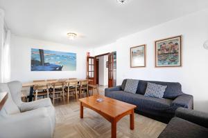 チクラナ・デ・ラ・フロンテーラにあるVirgen del Camino 1a línea de playaのソファとテーブルのあるリビングルーム