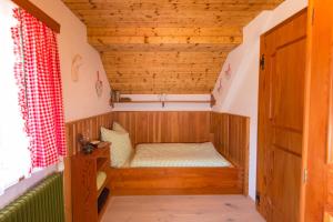 Giường trong phòng chung tại AUSZEIT Almchalet