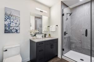 Ένα μπάνιο στο 3BR Luxury Modern Apartment +44 φωτογραφίες