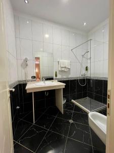 Koupelna v ubytování AMH Hotel Durres