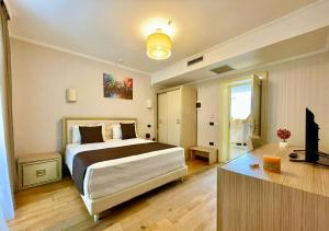 Postel nebo postele na pokoji v ubytování AMH Hotel Durres + 37 fotografií