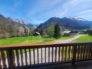 アボンダンスにあるChalet calme avec cheminée, 4 chambres, idéal famille - FR-1-692-21の山の景色を望むバルコニー