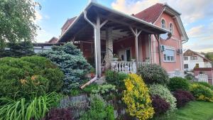 艾格扎洛克Bérc Apartman的一栋前面带花园的房子