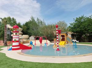 Camping Le Méditerranée Argelès - Domaine piétonnier内部或周边的泳池