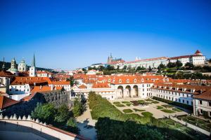uma vista aérea da cidade em Luxury Family Hotel Royal Palace em Praga
