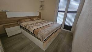 オロペサ・デル・マールにあるBungalow Morro de Gos Ii Ref 054のベッドと窓のある小さな寝室