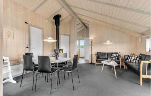 Posezení v ubytování Amazing Home In Haderslev With Sauna