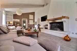 ラコステにあるLes copains d'abord !のソファと暖炉のあるリビングルーム