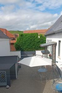eine Terrasse mit einem weißen Tisch und Stühlen in der Unterkunft Ferienwohnung Aspisheim in Aspisheim