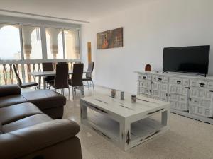 TV a/nebo společenská místnost v ubytování Piso con vistas al puerto