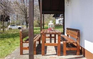 ThalfangにあるFerienhaus 20 In Thalfangの2つのベンチとランタンが置かれたテーブル