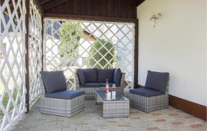 ThalfangにあるFerienhaus 20 In Thalfangのパティオに椅子2脚とテーブル1台 +21枚の写真