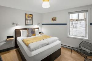 Postel nebo postele na pokoji v ubytování Silverbow Inn & Suites