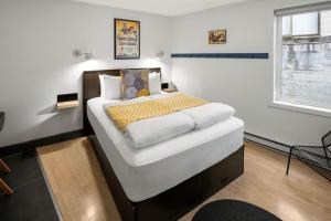Postel nebo postele na pokoji v ubytování Silverbow Inn & Suites