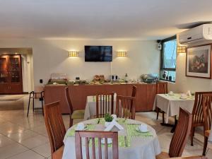 TV a/nebo společenská místnost v ubytování Hotel Eurotel El Bosque
