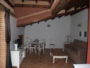 uma sala de estar com um sofá e uma mesa em Casa Rural El Cuartel em Tierzo