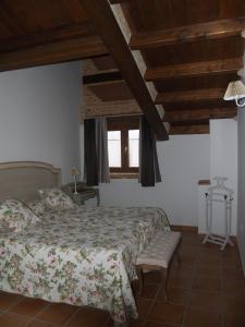 A bed or beds in a room at Casa Rural El Cuartel