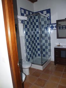 y baño con ducha, aseo y lavamanos. en Casa Rural El Cuartel en Tierzo