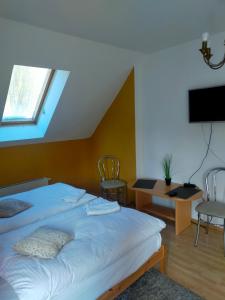 Televízia a/alebo spoločenská miestnosť v ubytovaní Hostel Madeira