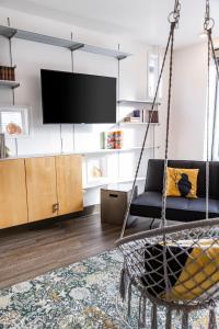 TV a/nebo společenská místnost v ubytování Silverbow Inn & Suites