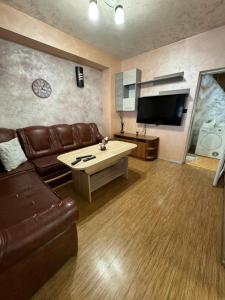 TV a/nebo společenská místnost v ubytování DINEVI APARTMENTS