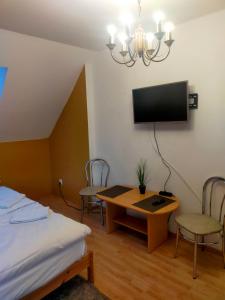 Televízia a/alebo spoločenská miestnosť v ubytovaní Hostel Madeira