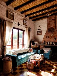 a living room with a couch and a table at La Paleta del Pintor Hosteria in Maimará