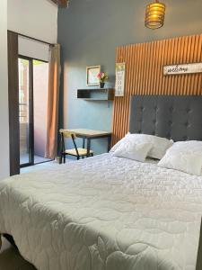 Ένα ή περισσότερα κρεβάτια σε δωμάτιο στο 31 BELLO APARTAMENTO CON BALCON EN LAURELES ESTADIO