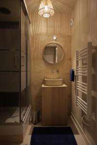 a bathroom with a sink and a mirror at Appartement Sept, un écrin en centre-ville in Creil +23 photos