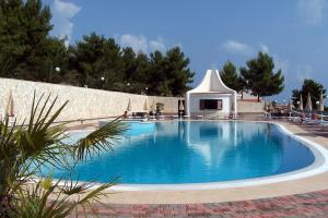 a swimming pool with a gazebo in a resort at Villaggio Idra residence in Vieste