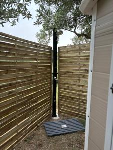 Gallery image of Locations insolites "vie en plein air" cabane et tipi Bastide Bellugue maison d'hôtes reseau Bienvenue à la ferme à 3 mn de lourmarin in Cadenet