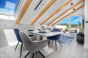 Posedenie v ubytovaní Villa Dalmatian Child with swimming pool, close to the beach
