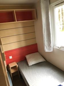 Un pat sau paturi într-o cameră la Bungalow "CONFORT" PUY duFOU 2CH-5pers 720FA