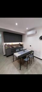 a living room with a table and a kitchen at Casa Edera in Monterosso al Mare