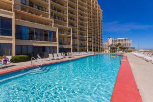 une grande piscine à côté d'un grand bâtiment dans l'établissement Phoenix V Vacation Rental Condos, à Orange Beach