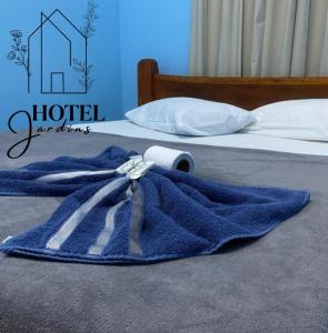 Ένα ή περισσότερα κρεβάτια σε δωμάτιο στο Hotel Jardins