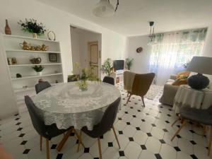 ein Wohnzimmer mit Tisch und Stühlen in der Unterkunft Bedroom Tranquility in Mealhada