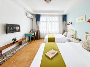Postel nebo postele na pokoji v ubytování Yijingju Humanistic Inn