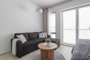 un salon avec un canapé et une table dans l'établissement Pramea Apartments Holvi, à Kuopio