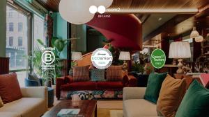 room2 Belfast Hometel的休息区