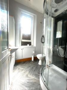 Koupelna v ubytování Ground Floor City Centre Apartment - Sky Sports & TNT Sports - Superfast WiFi - 3 beds - 2pm Check in - Long Stays Welcome + 6 fotografií