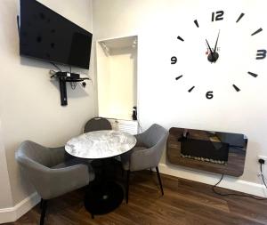 TV a/nebo společenská místnost v ubytování Ground Floor City Centre Apartment - Sky Sports & TNT Sports - Superfast WiFi - 3 beds - 2pm Check in - Long Stays Welcome