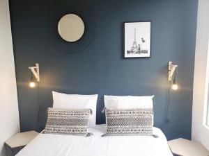 Postel nebo postele na pokoji v ubytování F3 Cosy avec Parking, Wifi Fibre - Centre-ville, Face ESSEC, Proche Gare et Commerces