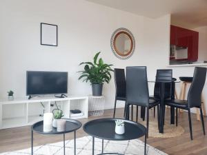 TV a/nebo společenská místnost v ubytování F3 Cosy avec Parking, Wifi Fibre - Centre-ville, Face ESSEC, Proche Gare et Commerces