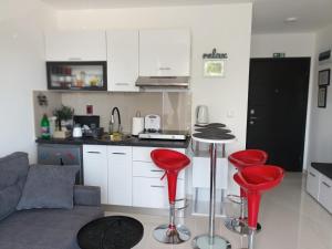 Η κουζίνα ή μικρή κουζίνα στο Apartman SILVER Srebrno jezero +12 φωτογραφίες