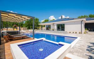 een zwembad in de achtertuin van een huis bij Gorgeous Home In Glavina Gornja in Gornja Glavina