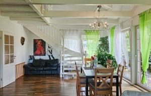 ein Esszimmer mit Tisch und Couch in der Unterkunft Galerie Haus in Braunlage