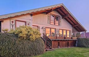 ein großes Holzhaus mit einer großen Terrasse in der Unterkunft Galerie Haus in Braunlage + 18 Fotos