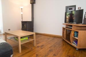 Televisyen dan/atau pusat hiburan di Gîte Gîtes de France 4/6 personnes à Cubières